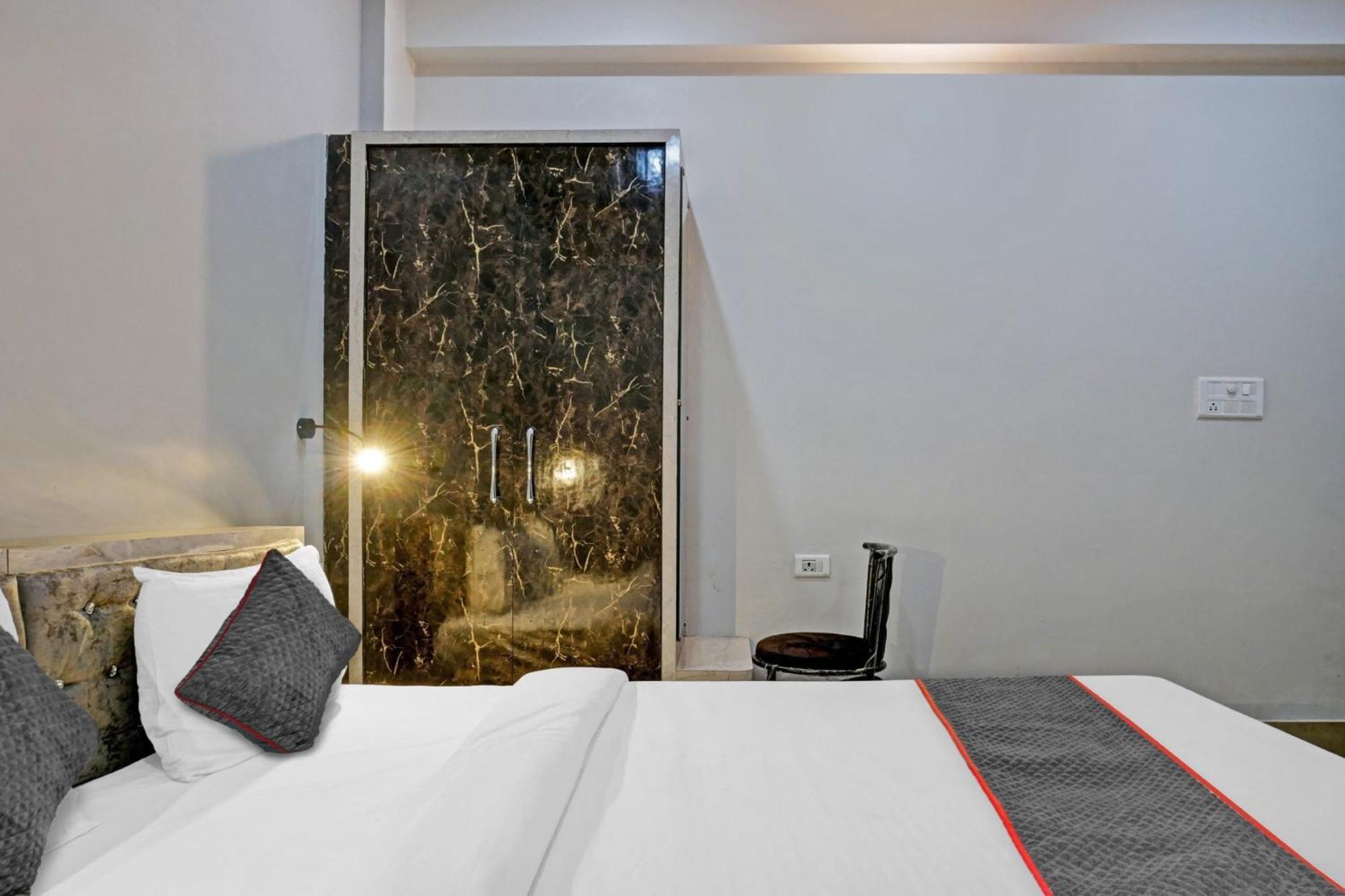 Townhouse Navneeta Grand Hotel Kakarmatha Ngoại thất bức ảnh