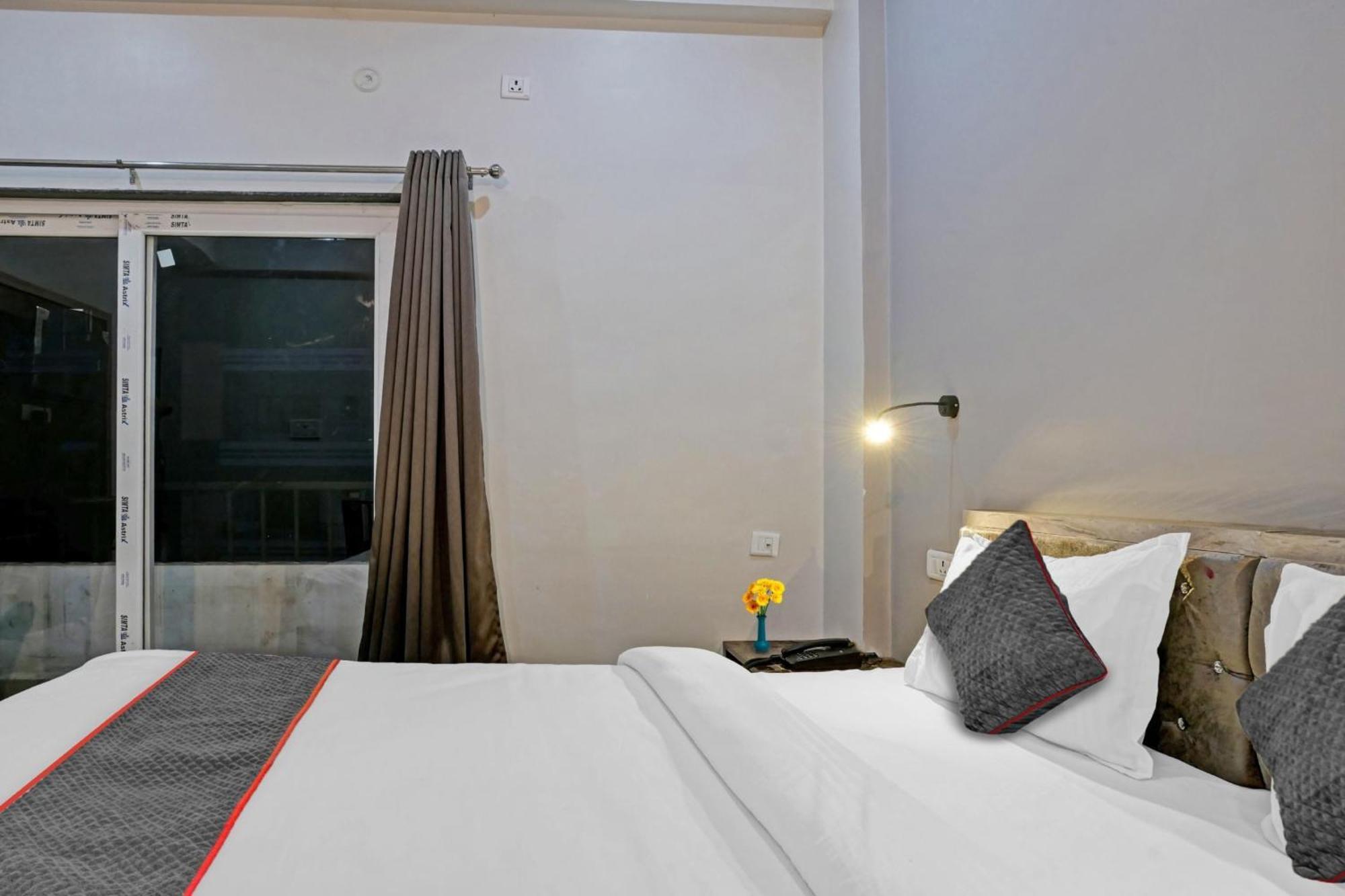 Townhouse Navneeta Grand Hotel Kakarmatha Ngoại thất bức ảnh