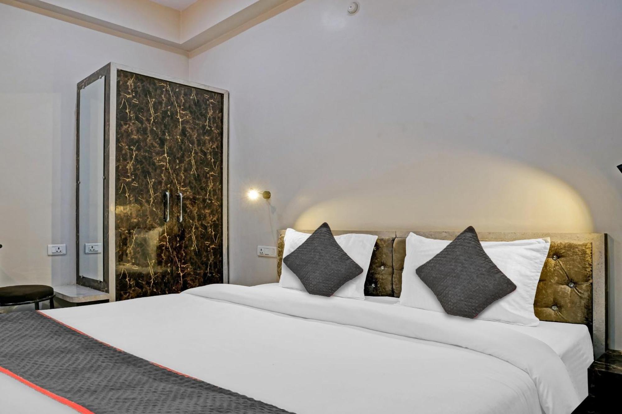 Townhouse Navneeta Grand Hotel Kakarmatha Ngoại thất bức ảnh