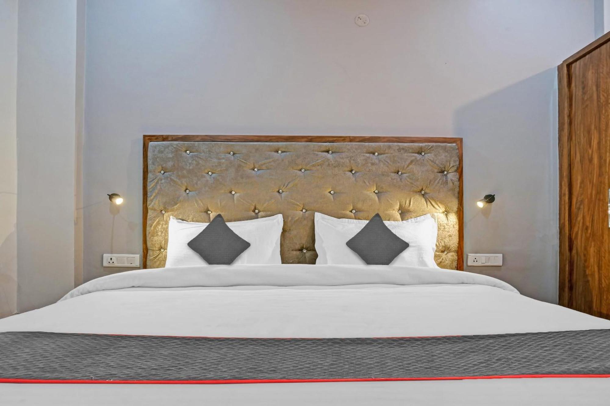 Townhouse Navneeta Grand Hotel Kakarmatha Ngoại thất bức ảnh