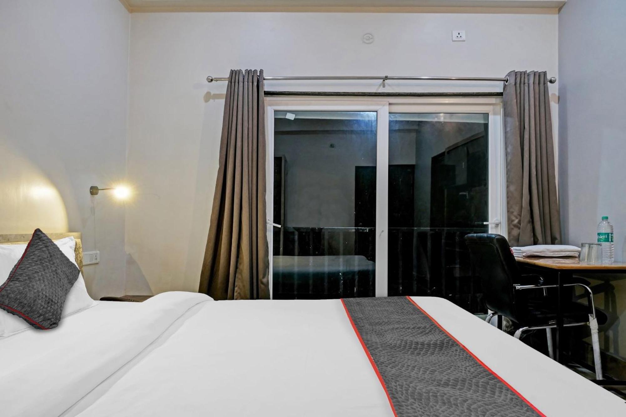 Townhouse Navneeta Grand Hotel Kakarmatha Ngoại thất bức ảnh