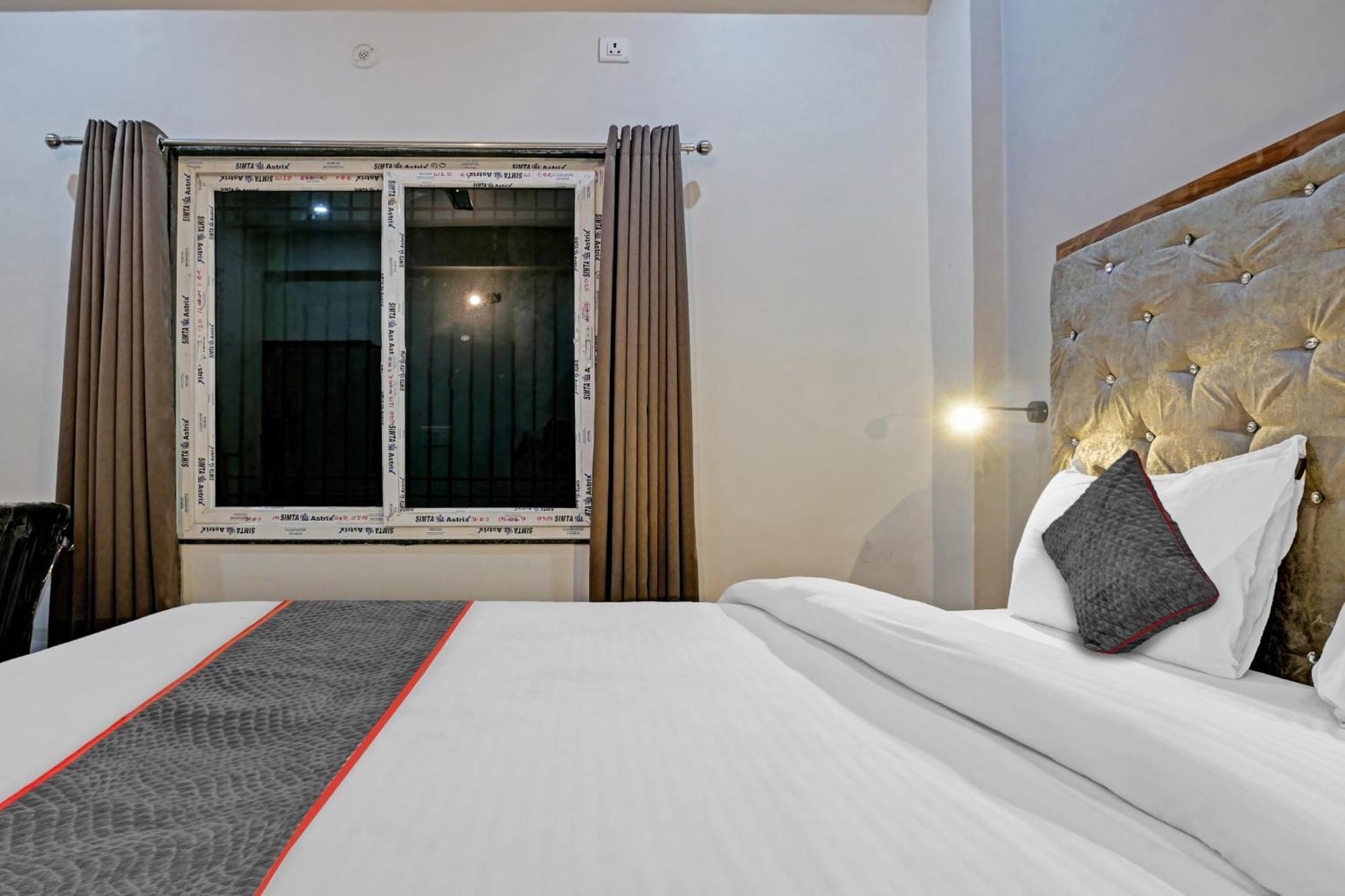Townhouse Navneeta Grand Hotel Kakarmatha Ngoại thất bức ảnh