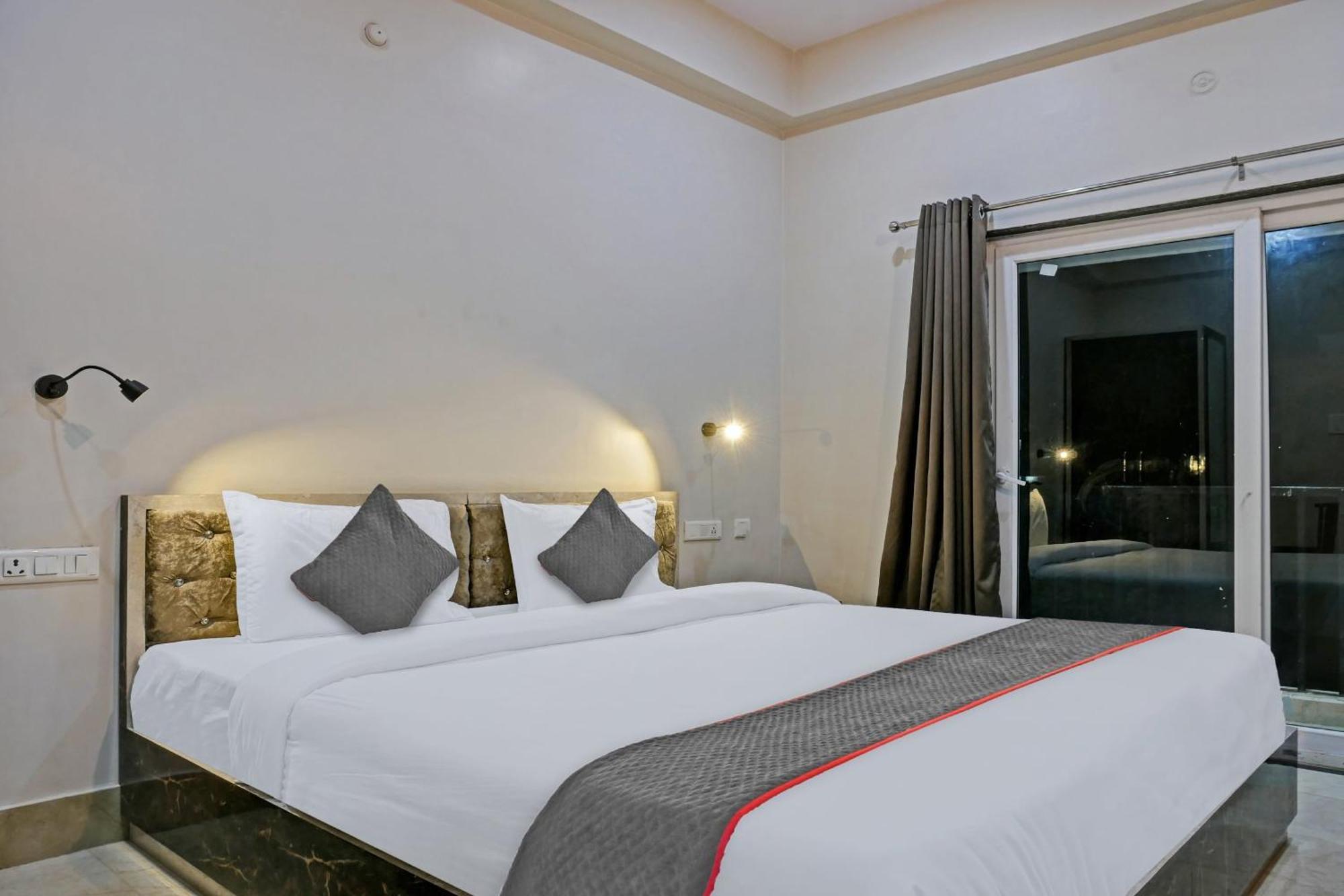 Townhouse Navneeta Grand Hotel Kakarmatha Ngoại thất bức ảnh