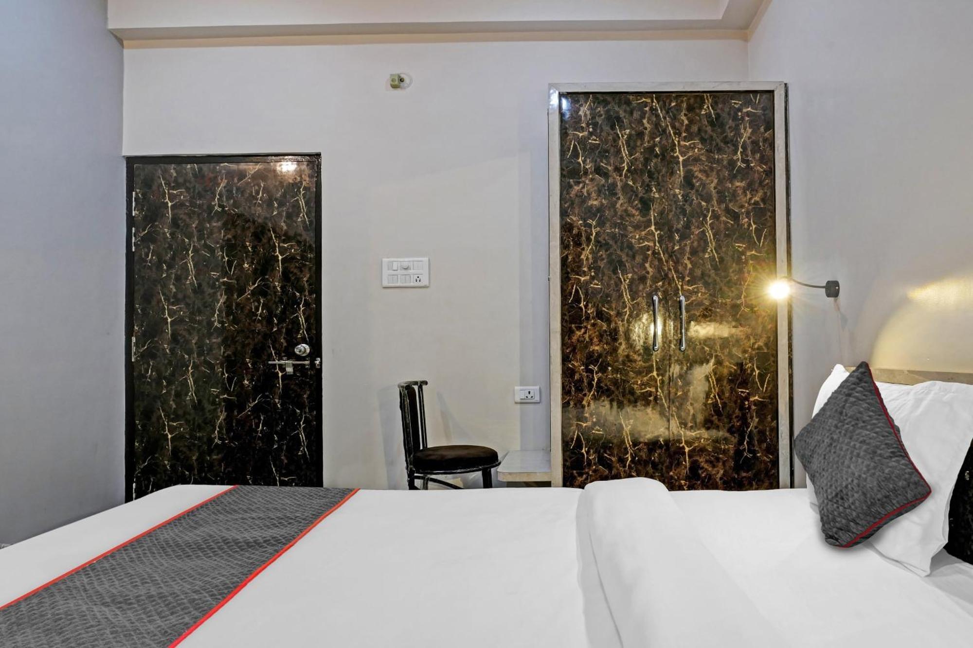 Townhouse Navneeta Grand Hotel Kakarmatha Ngoại thất bức ảnh