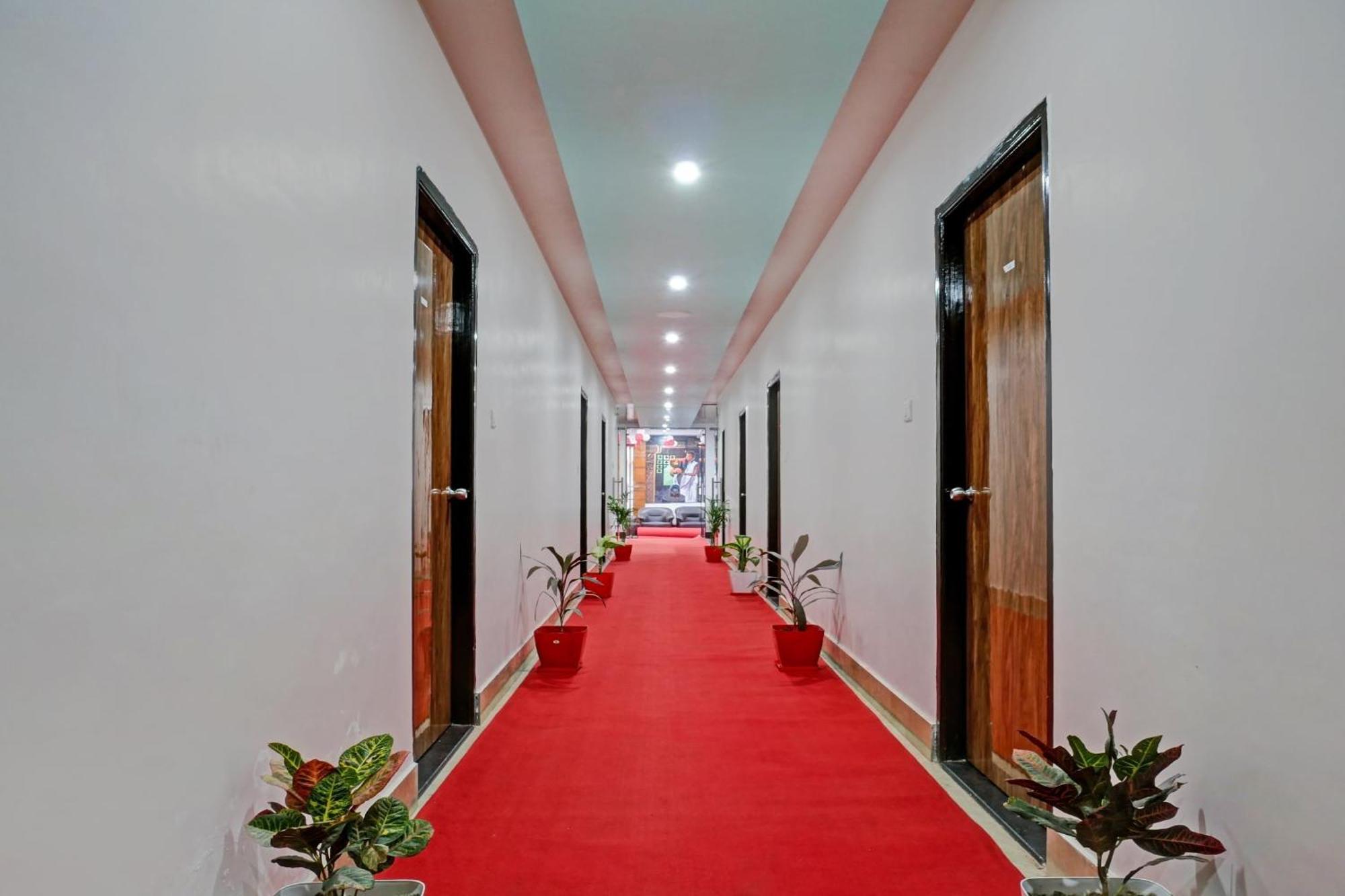 Townhouse Navneeta Grand Hotel Kakarmatha Ngoại thất bức ảnh
