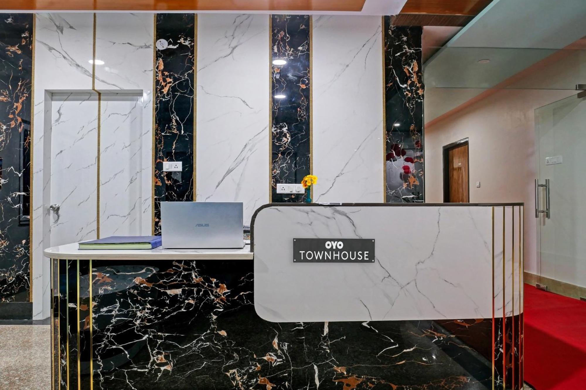 Townhouse Navneeta Grand Hotel Kakarmatha Ngoại thất bức ảnh