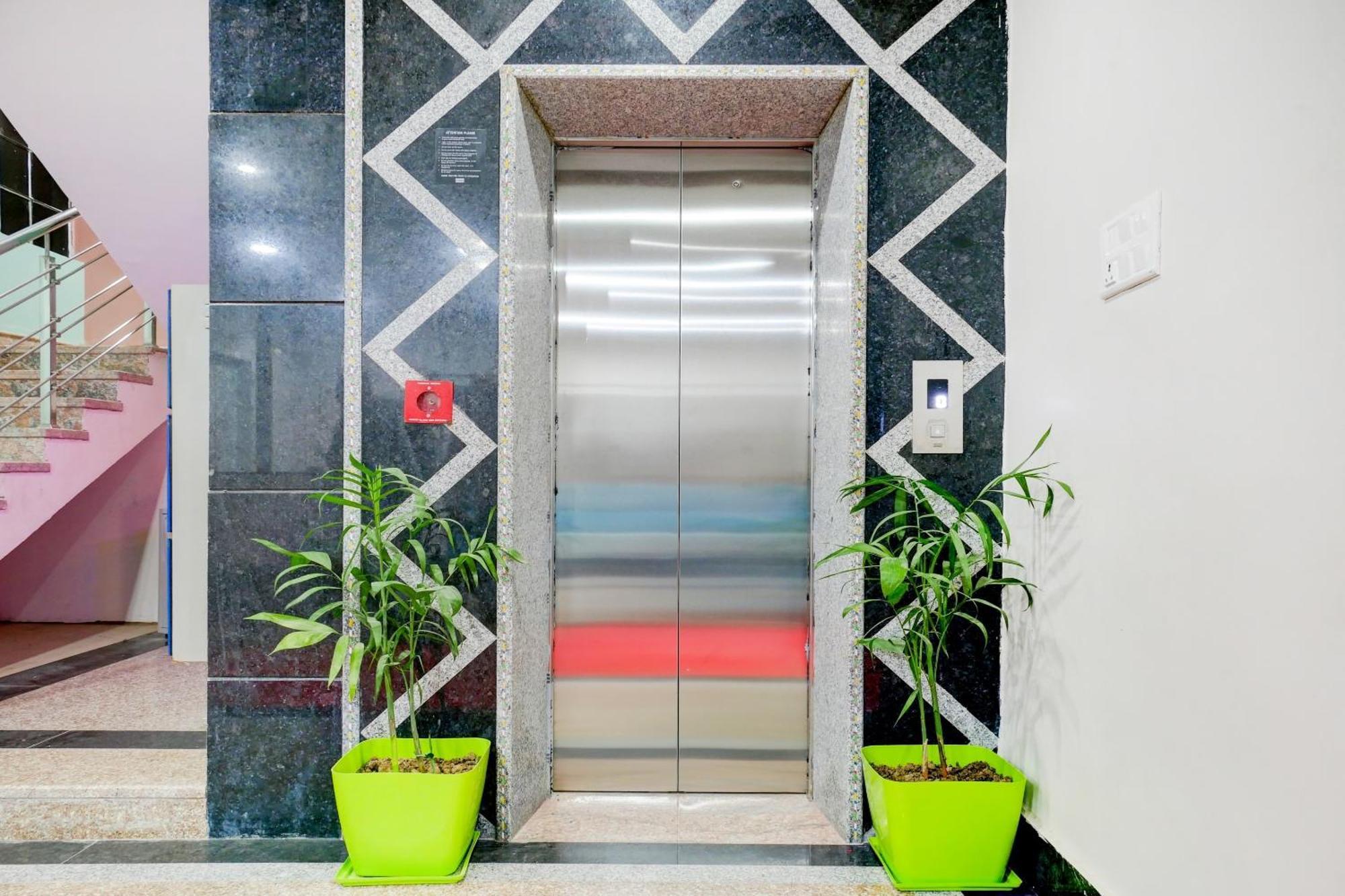Townhouse Navneeta Grand Hotel Kakarmatha Ngoại thất bức ảnh
