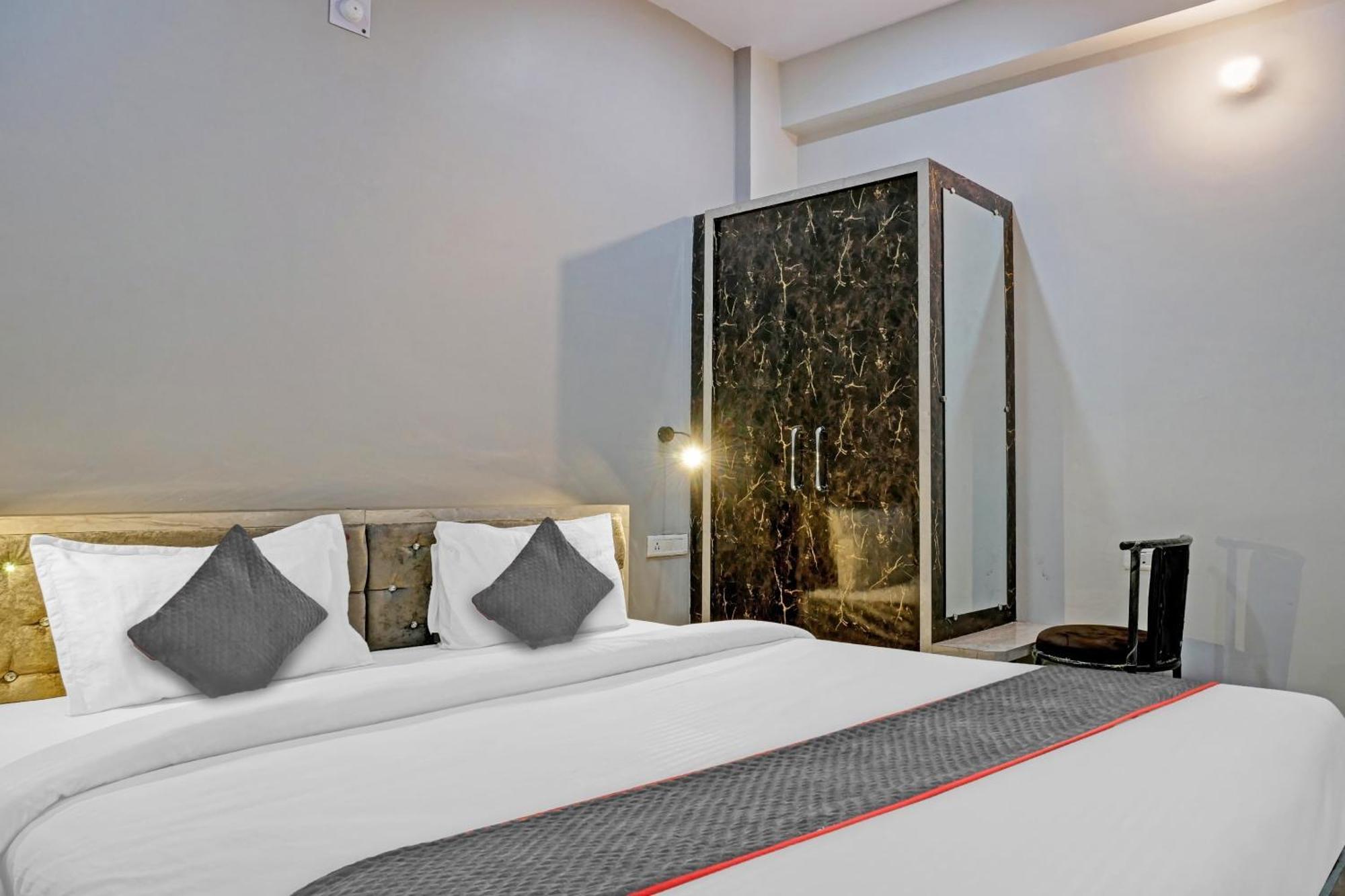 Townhouse Navneeta Grand Hotel Kakarmatha Ngoại thất bức ảnh
