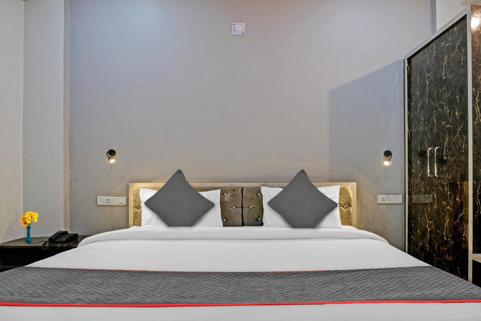 Townhouse Navneeta Grand Hotel Kakarmatha Ngoại thất bức ảnh