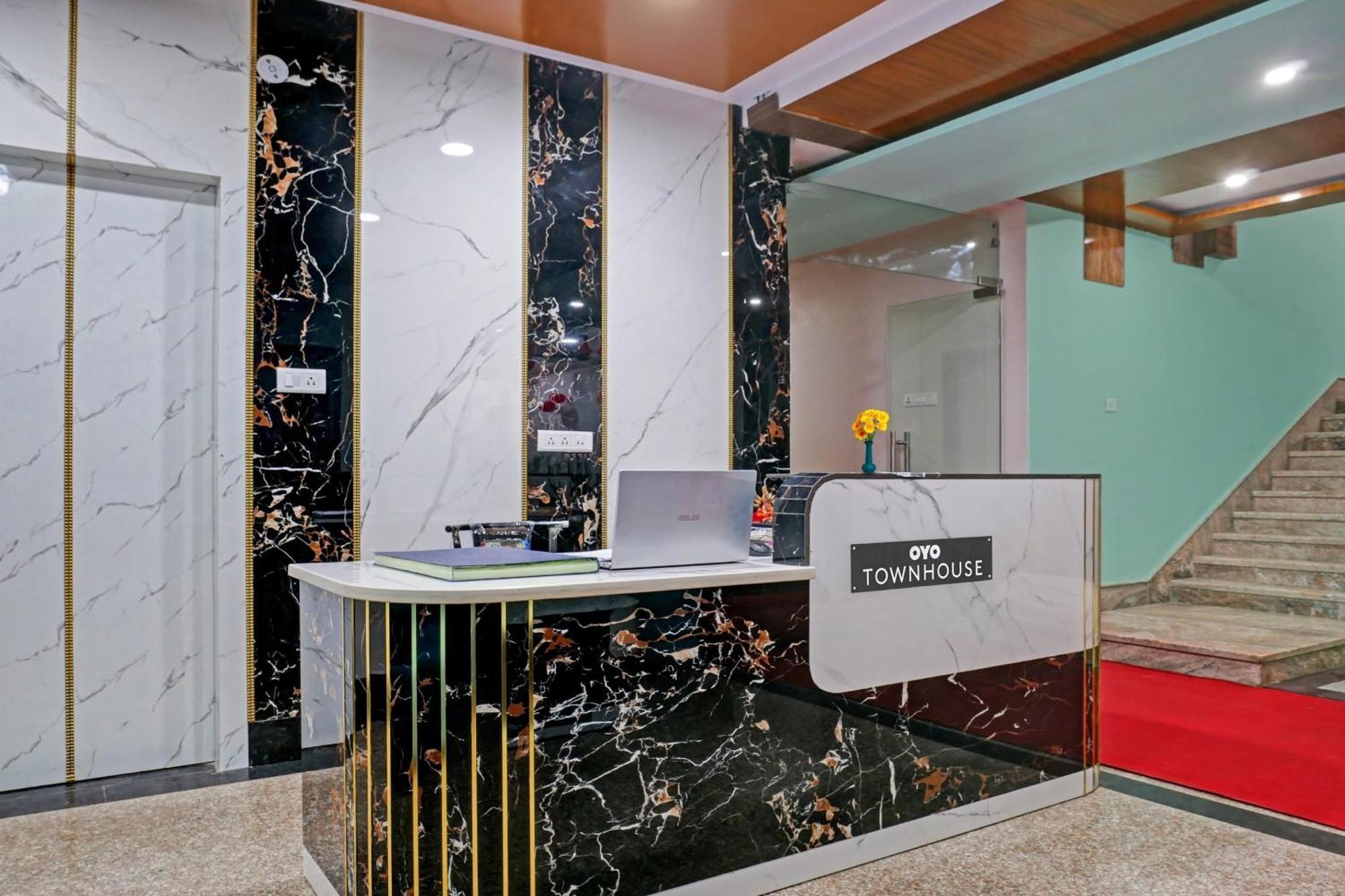 Townhouse Navneeta Grand Hotel Kakarmatha Ngoại thất bức ảnh