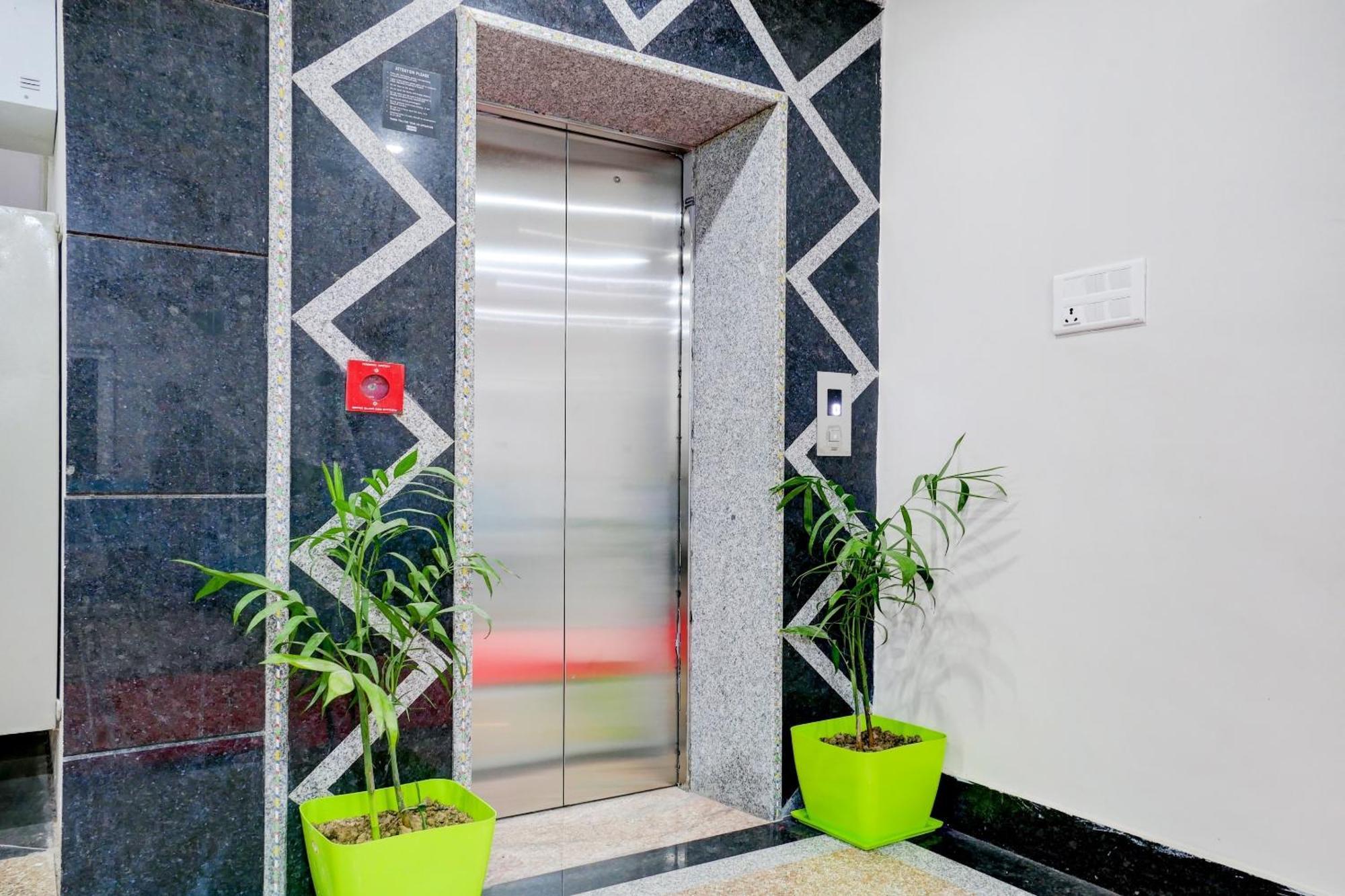 Townhouse Navneeta Grand Hotel Kakarmatha Ngoại thất bức ảnh
