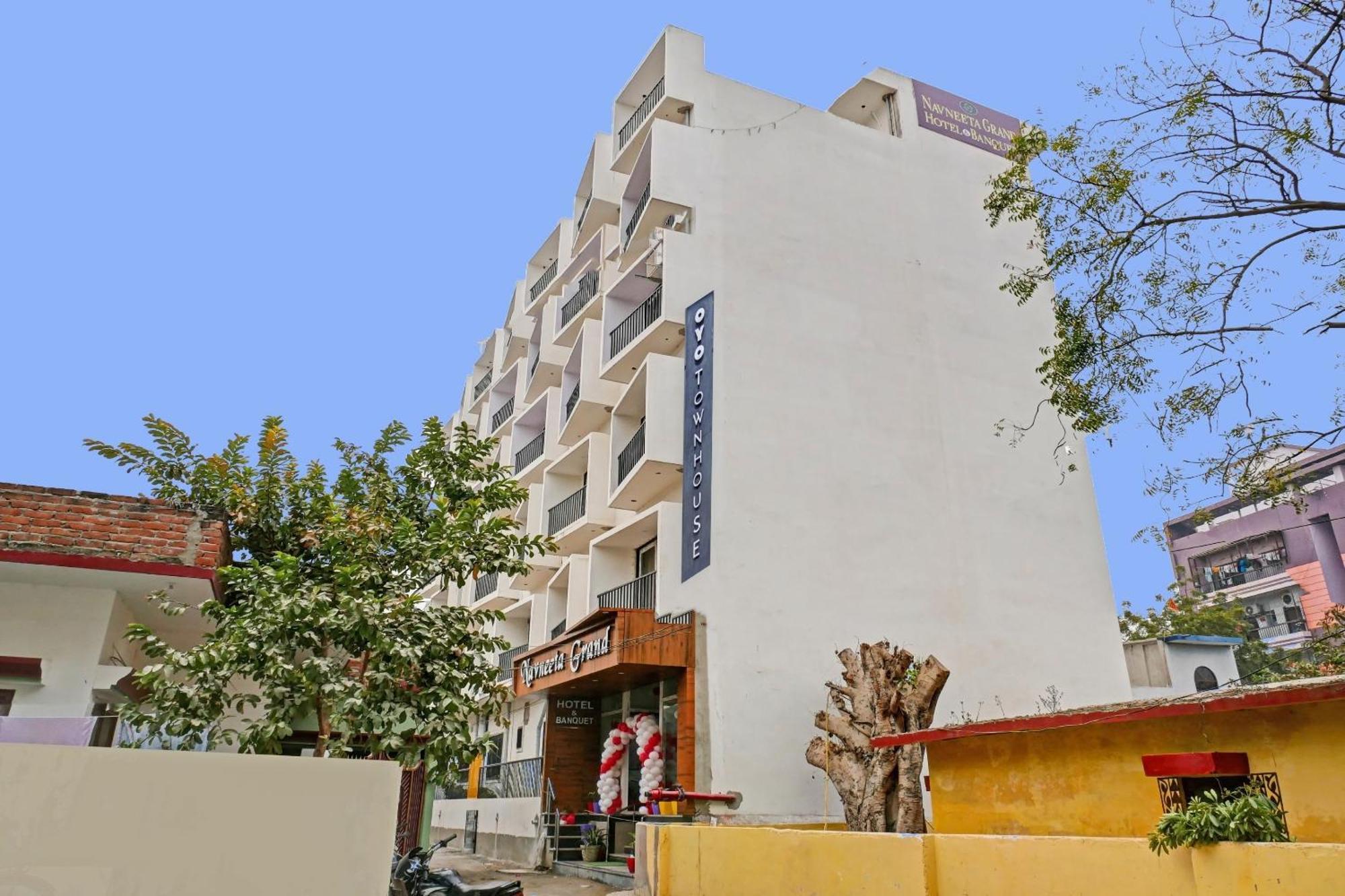 Townhouse Navneeta Grand Hotel Kakarmatha Ngoại thất bức ảnh