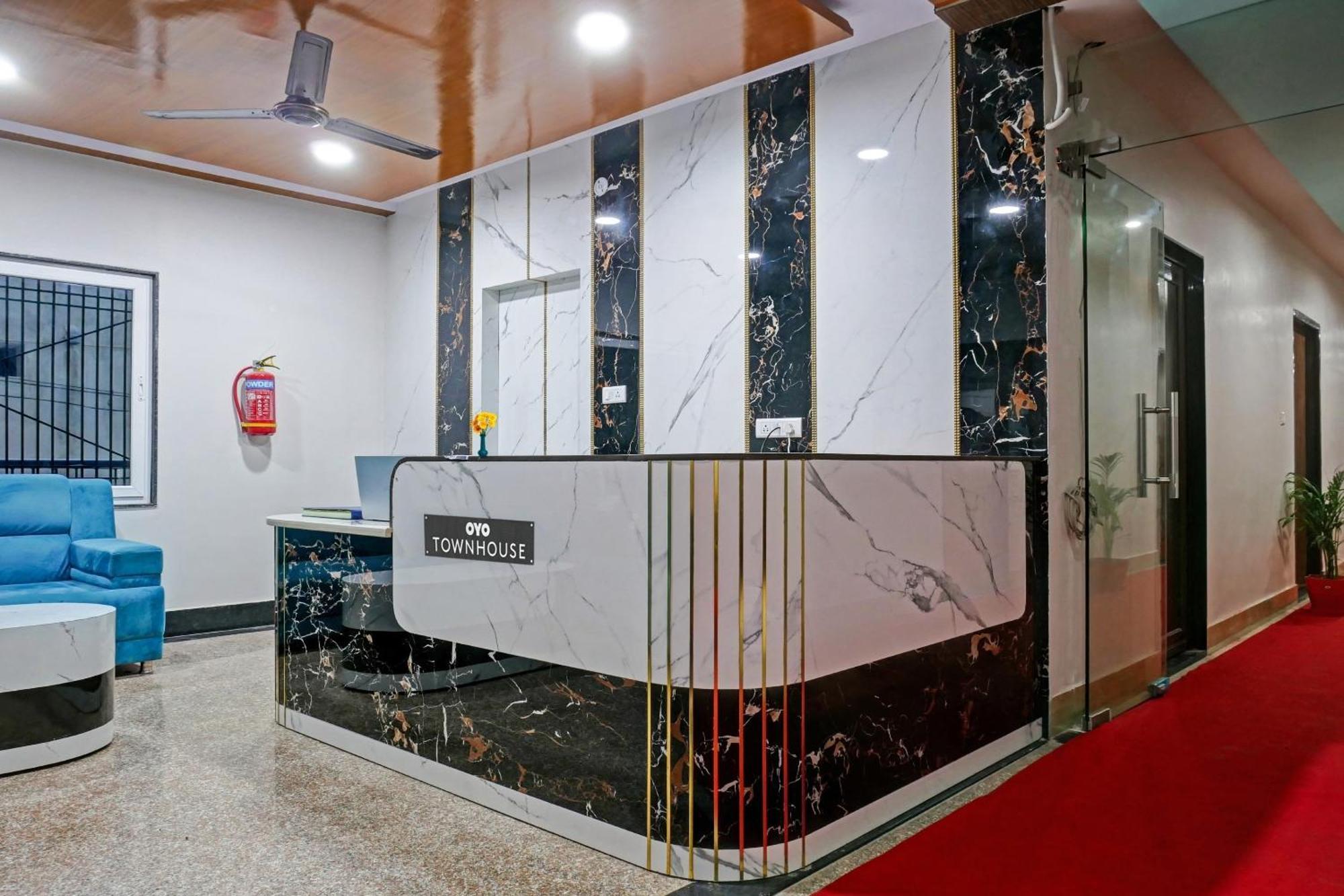 Townhouse Navneeta Grand Hotel Kakarmatha Ngoại thất bức ảnh
