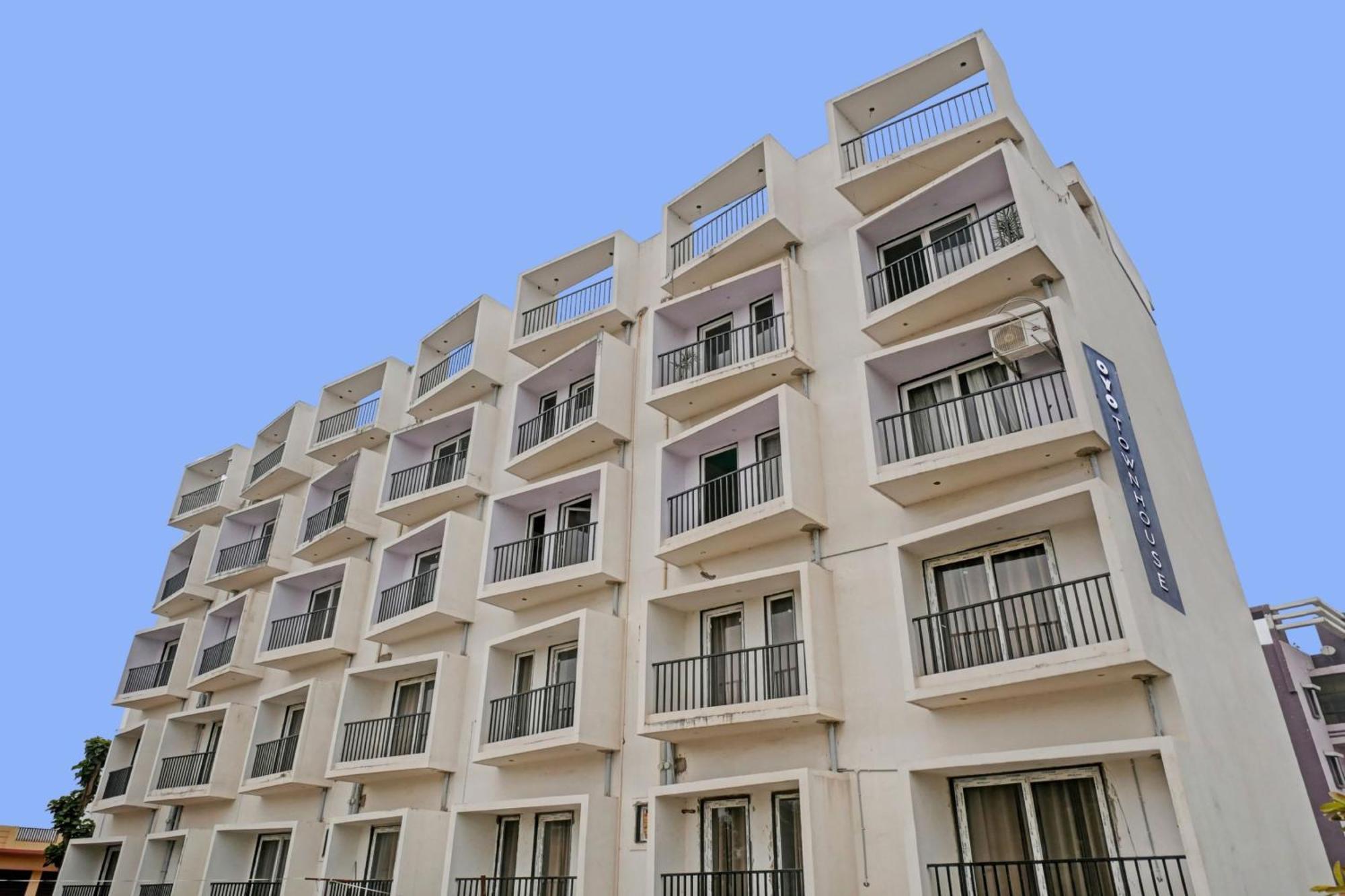 Townhouse Navneeta Grand Hotel Kakarmatha Ngoại thất bức ảnh