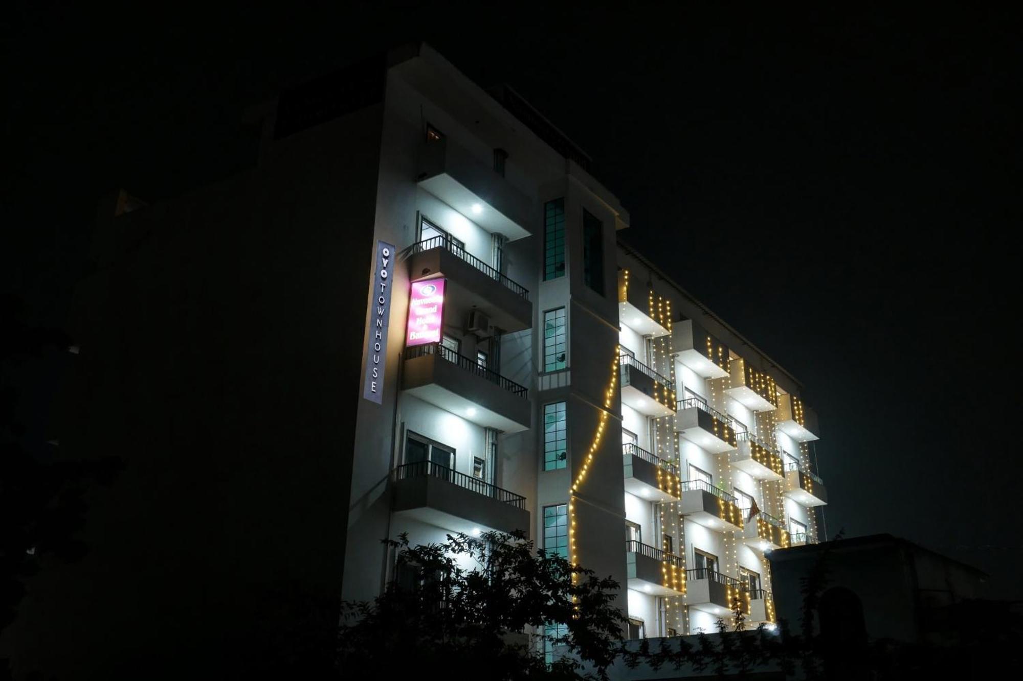 Townhouse Navneeta Grand Hotel Kakarmatha Ngoại thất bức ảnh