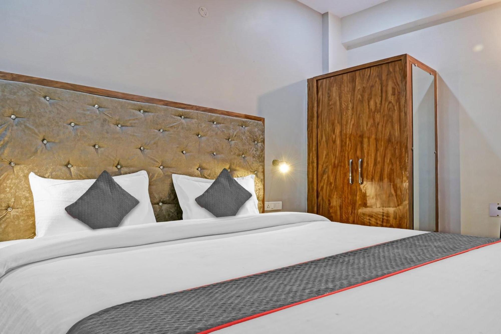Townhouse Navneeta Grand Hotel Kakarmatha Ngoại thất bức ảnh