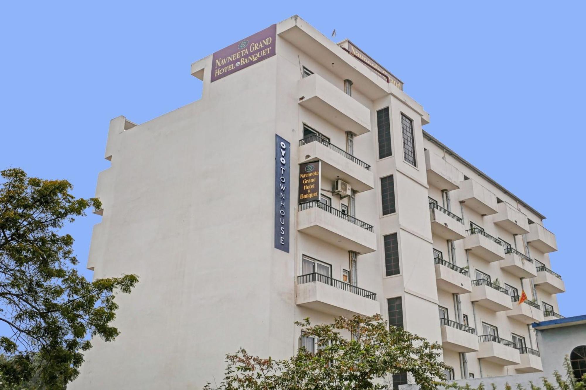 Townhouse Navneeta Grand Hotel Kakarmatha Ngoại thất bức ảnh