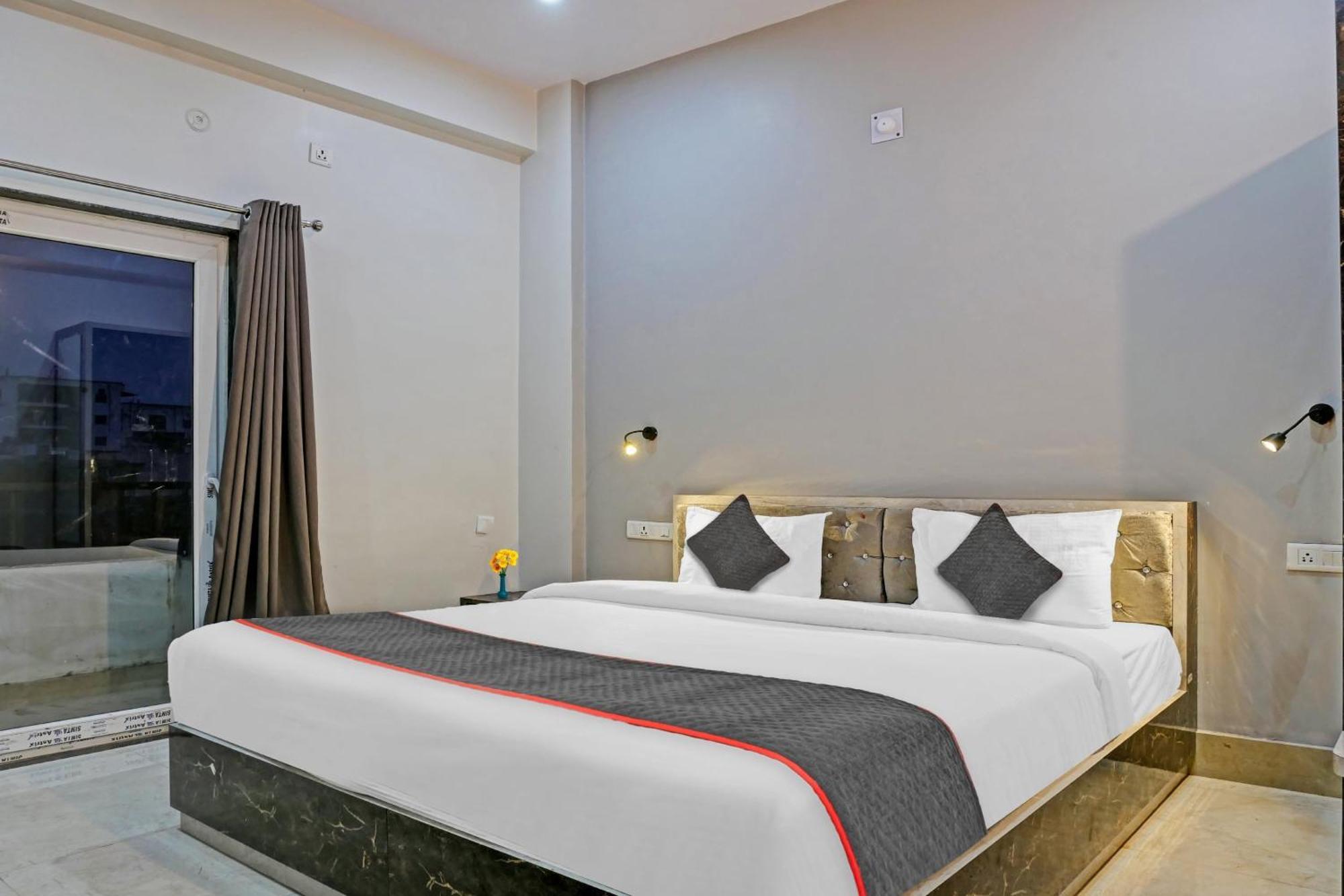 Townhouse Navneeta Grand Hotel Kakarmatha Ngoại thất bức ảnh